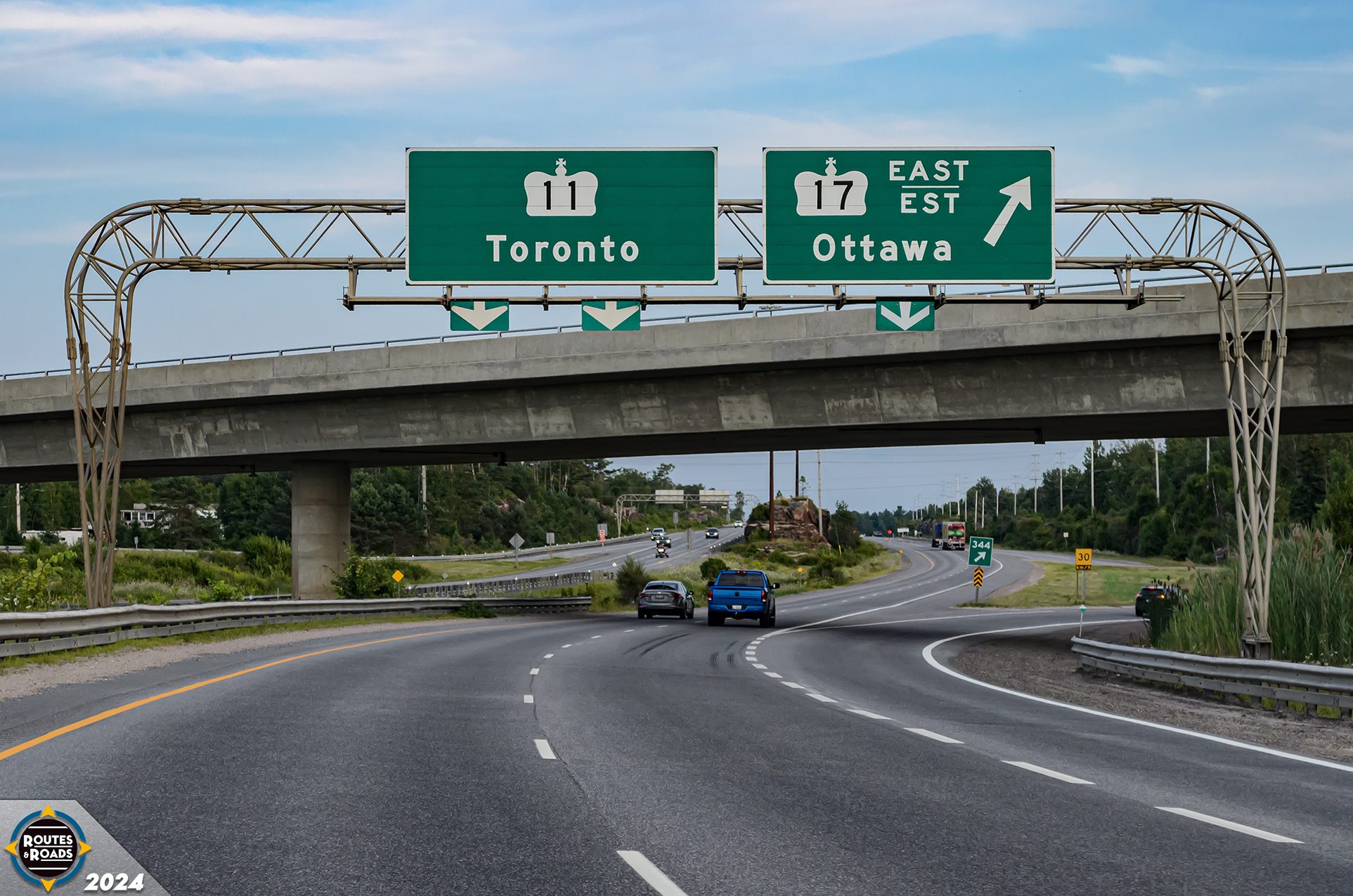 An Ontario Type 1 "tapered-leg" gantry at the southern Highway 11 and 17 split in North Bay.